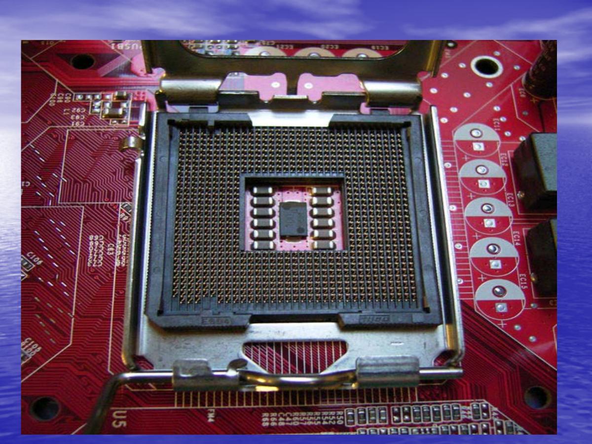 Intel LGA socket – piny jsou v socketu na základní desce